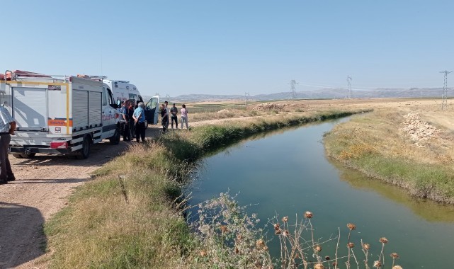 Askıda kalan aracını kurtarmak isterken kanala düştü