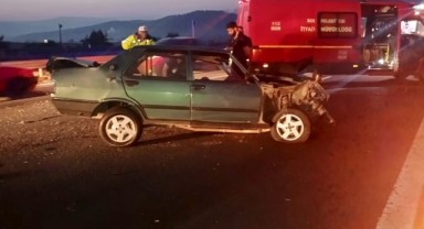 Bariyerlere çarpan otomobil hurdaya döndü: 1 yaralı