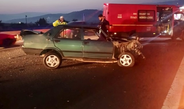 Bariyerlere çarpan otomobil hurdaya döndü: 1 yaralı