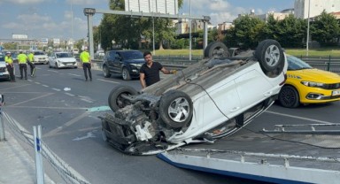 Bariyerlere çarpan otomobil takla attı