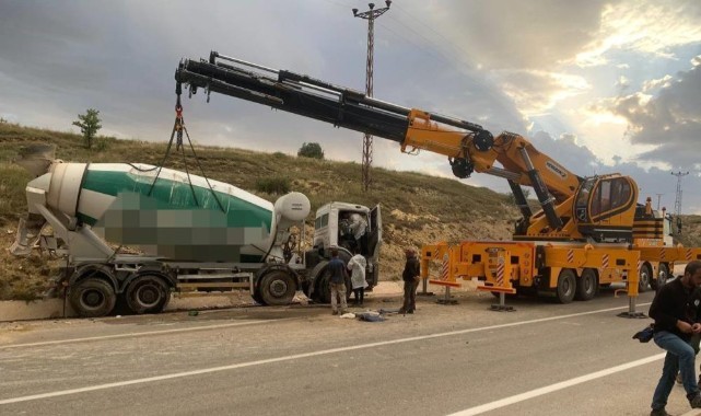 Beton mikseri yola devrildi: 1 ölü