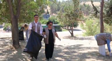 Bozova’da aylardır temizlenmeyen piknik alanını eşbaşkanlar temizledi