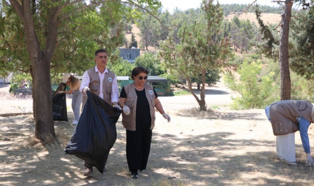 Bozova’da aylardır temizlenmeyen piknik alanını eşbaşkanlar temizledi