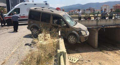 Burdur'da iki otomobil çarpıştı: 3 yaralı