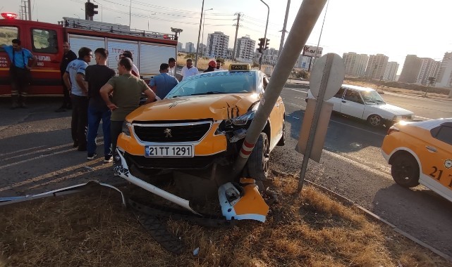 Diyarbakır’da iki otomobil çarpıştı: 2 yaralı