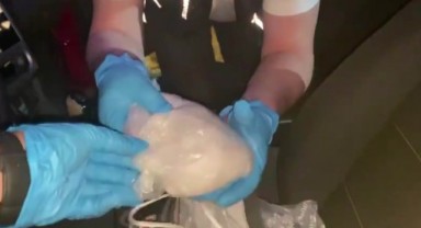Durdurulan otomobildeki çantadan uyuşturucu çıktı