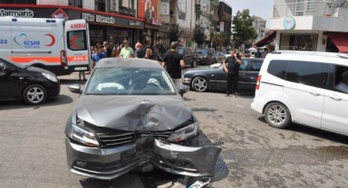 Edirne'de iki otomobil çarpıştı: 2'si çocuk 5 yaralı