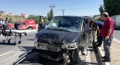 Freni tutmayan kamyon, minibüse çarptı: 2’si ağır 5 yaralı