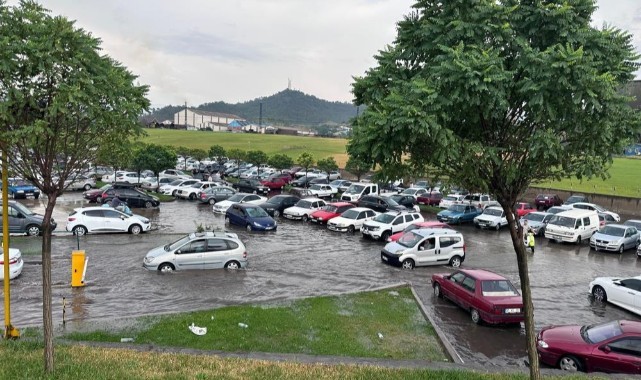 Göle dönen otoparkta onlarca araç mahsur kaldı