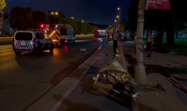 Hafif ticari araç bariyere ve elektrik direğine çarptı: 3 yaralı