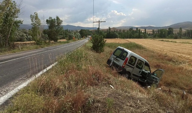 Hafif ticari araç şarampole uçtu: 3 yaralı