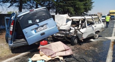 Hafif ticari araçla otomobil çarpıştı: 2 ölü, 1 yaralı
