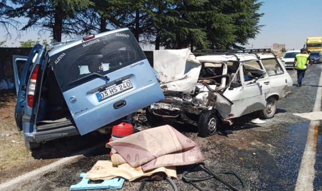 Hafif ticari araçla otomobil çarpıştı: 2 ölü, 1 yaralı
