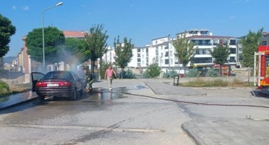Hastane bahçesinde araç yangını