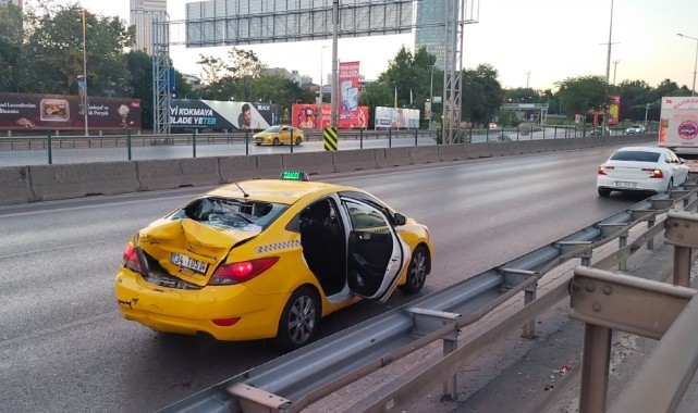 Hızını alamayan motosikletli taksiye arkadan çarptı: 2 yaralı