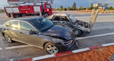 İki otomobil çarpıştı: 2 yaralı