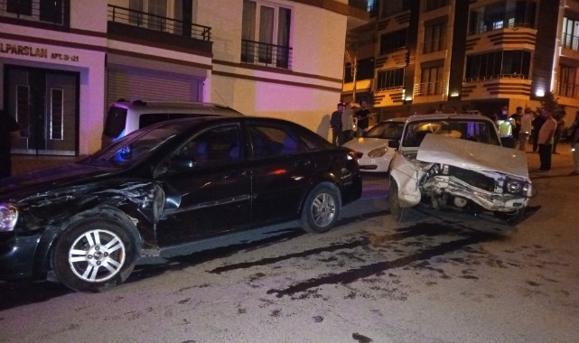 İki otomobil çarpıştı: 5 yaralı