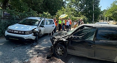 İki otomobil çarpıştı: Çok sayıda yaralı