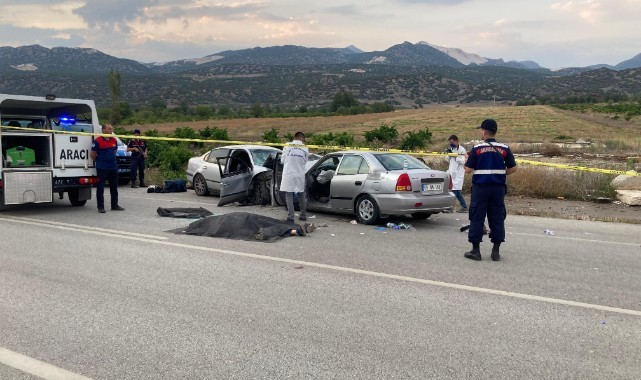 İki otomobil kafa kafaya çarpıştı: 1 ölü, 9 yaralı