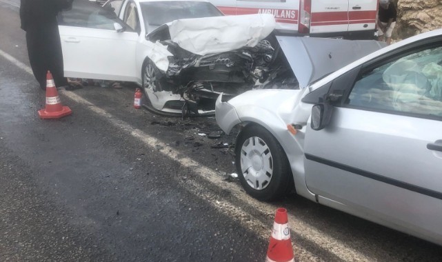 İki otomobil kafa kafaya çarpıştı: 7 yaralı