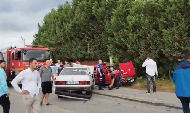 İki Tofaş kafa kafaya çarpıştı: 3 yaralı