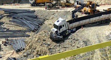 İnşaat alanında demir yüklü tır otomobili biçti