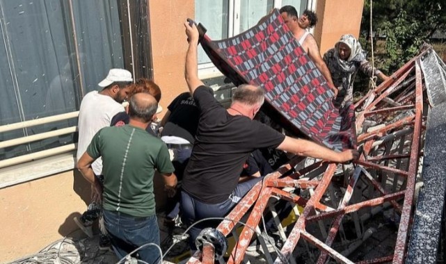 İnşaat işçileri çöken iskelenin altında kaldı: 2 ağır yaralı