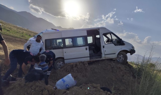 İşçileri taşıyan minibüs kaza yaptı: 5 yaralı