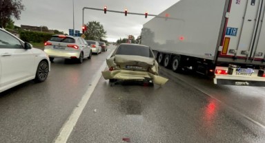 Işıkta duran otomobile çarptı: 2 yaralı