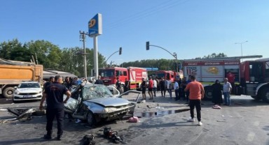 Kamyon ve 2 otomobilin karıştığı kazada can pazarı