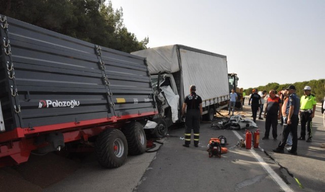 Kamyonet, buğday yüklü römorka çarptı: 3 ölü, 1 yaralı
