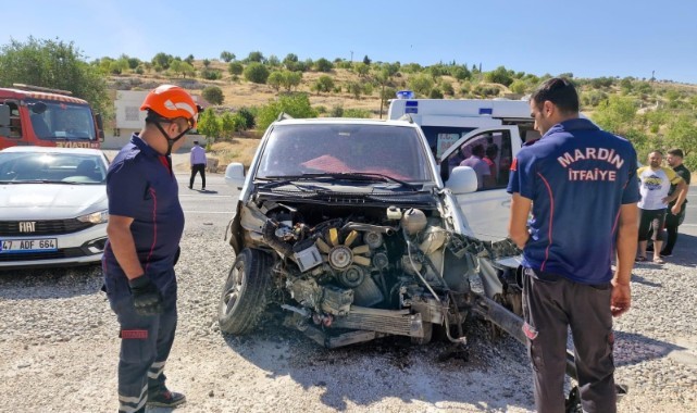 Kamyonet ile hafif ticari araç çarpıştı: 2 yaralı