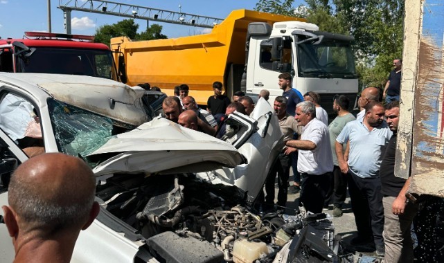 Kamyonet kamyona arkadan çarptı: 2 yaralı