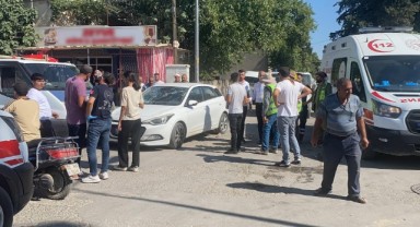 Kamyonet kasasından otomobilin üzerine uçtular: 2 yaralı