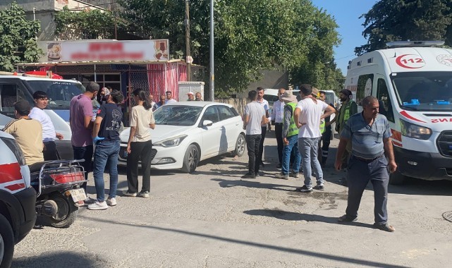 Kamyonet kasasından otomobilin üzerine uçtular: 2 yaralı