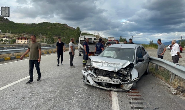 Karayolunda kamyon ile otomobil çarpıştı: 3 yaralı