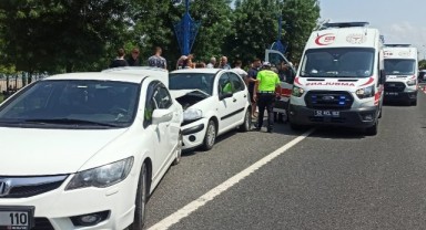 Karayolunda otomobiller çarpıştı: 7 yaralı