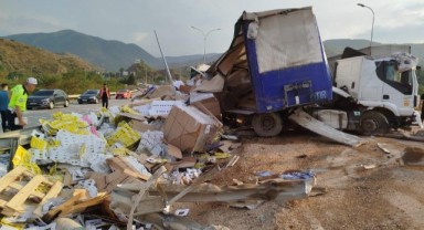 Karton ambalaj yüklü tır devrildi: 1 kişi yaralandı