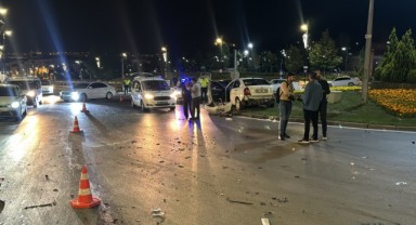 Kavşakta iki otomobil çarpıştı: 4 yaralı