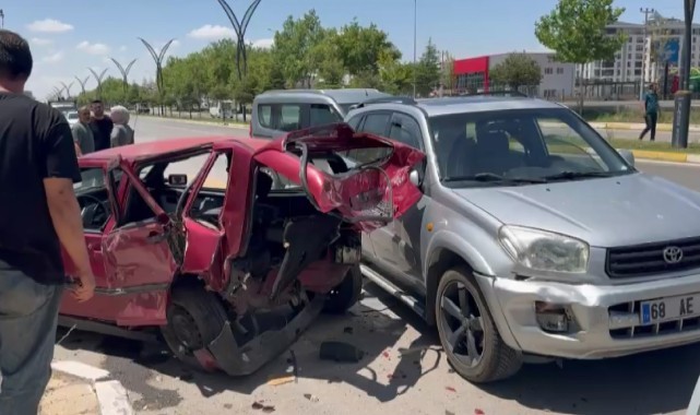 Kontrolden çıktı! Park halindeki araçlara çarptı