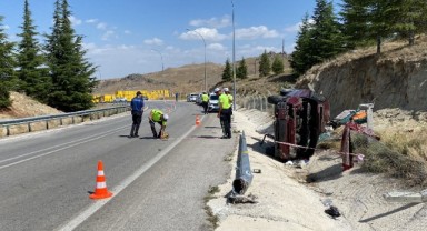 Konya'da direğe çarpan araç devrildi! 3 ağır yaralı
