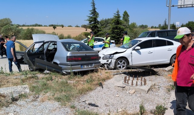Kütahya’da iki otomobil çarpıştı: 1 ölü, 2 yaralı