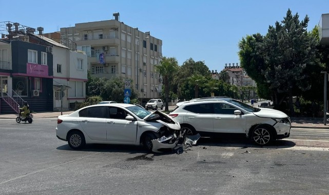 Manavgat'ta iki otomobil çarpıştı: 1 yaralı