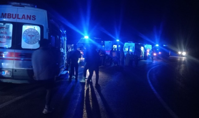 Mevsinlik işçileri taşıyan minibüs devrildi: 12 yaralı