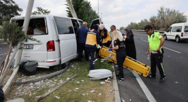 Minibüs aydınlatma direğine çarptı: 2 yaralı