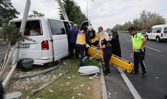 Minibüs aydınlatma direğine çarptı: 2 yaralı