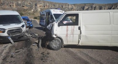 Minibüs ile hafif ticari araç çarpıştı: 3 yaralı