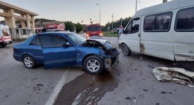 Minibüs ile otomobil çarpıştı: 2 yaralı