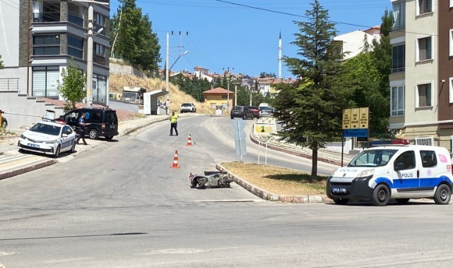 Motosiklet ile kamyonet çarpıştı: 1 yaralı