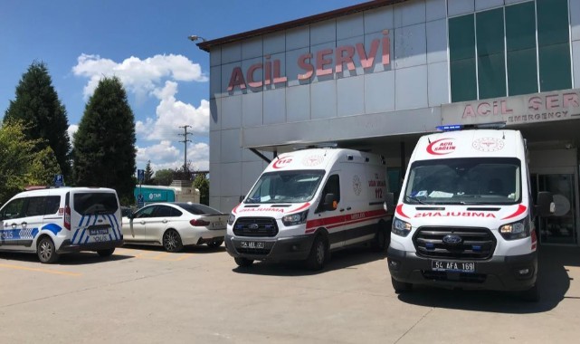 Motosiklet ile yolun karşısına geçmek isterken otomobil çarptı